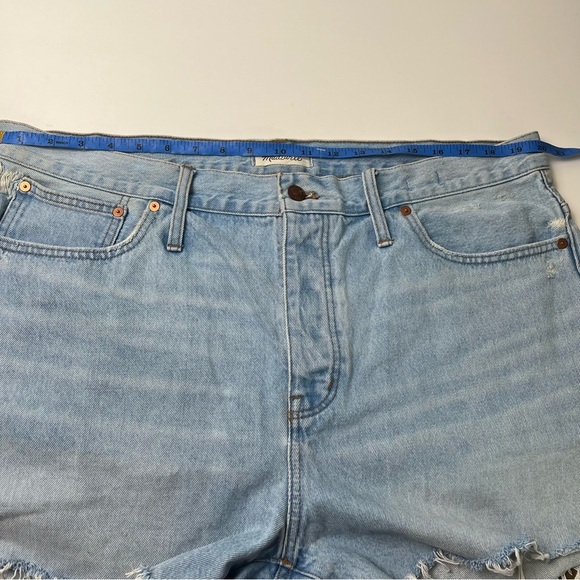 MADEWELL Relaxed Denim Lightwash Distressed Frayed Hem Shorts SZ 33 - Picture 12 of 13